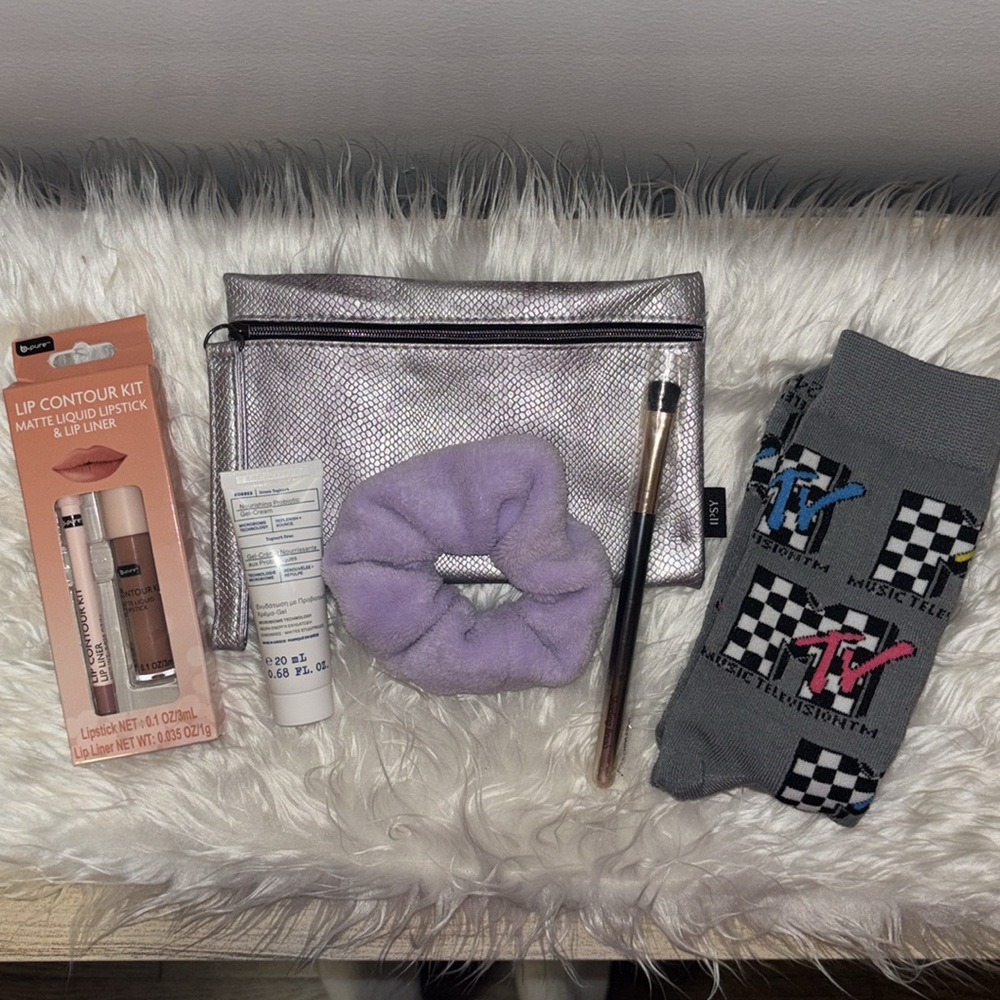 Beauty Bundle✨ - 5 cosmetic items & 1 makeup bag